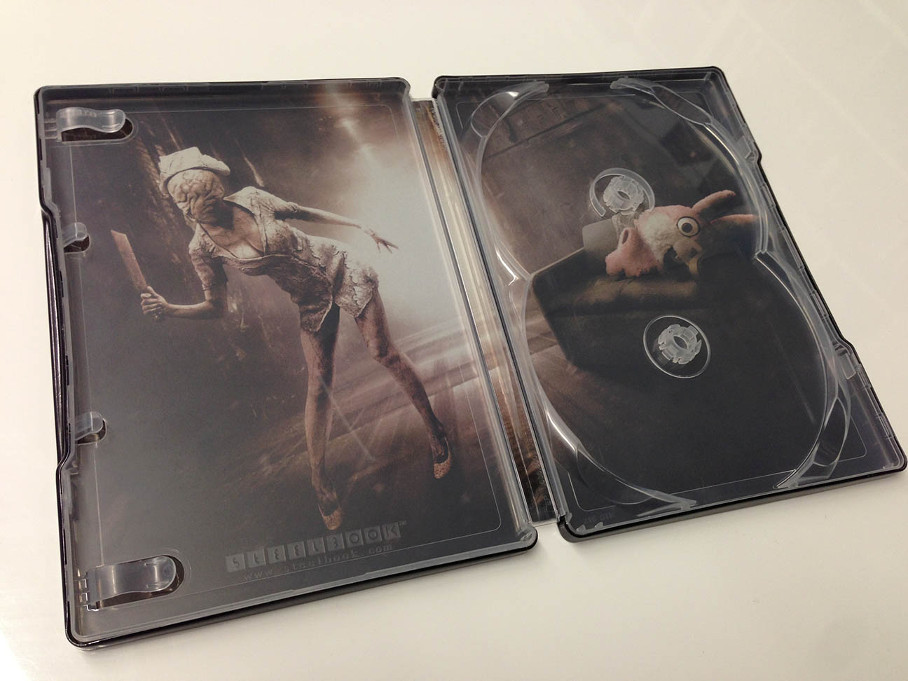 http://blog.sundvold.net/wp-content/uploads/2013/03/silent-hill-steelbook-fr-6.jpg
