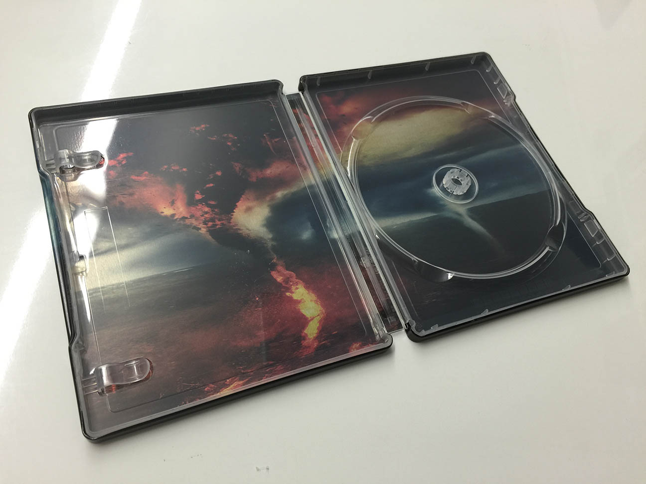 http://blog.sundvold.net/wp-content/uploads/2015/01/black-storm-steelbook-france-5.jpg